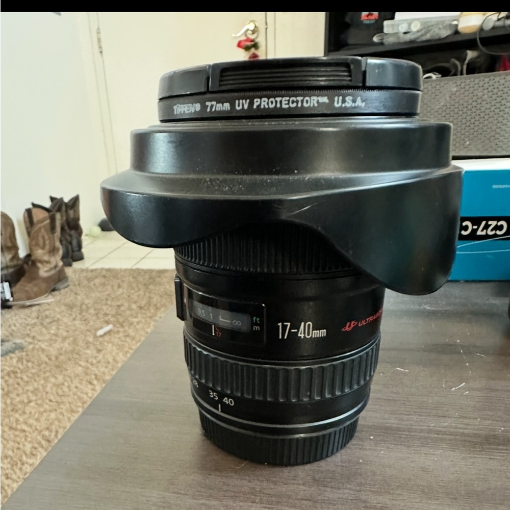 Canon 17-40 mm f/4 L EF lens